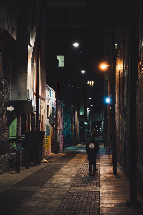 在夜间走在巷子里的人 · 免费素材图片