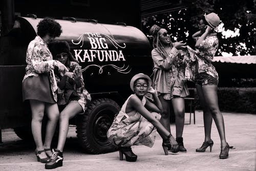 站在大kafunda卡车附近的妇女 · 免费素材图片