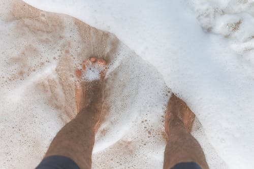 海水冲刷人的脚 · 免费素材图片