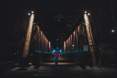 夜间在桥上行走的人 · 免费素材图片