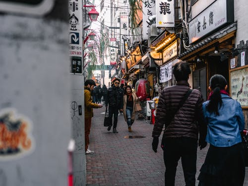 在大街上行走的人 · 免费素材图片