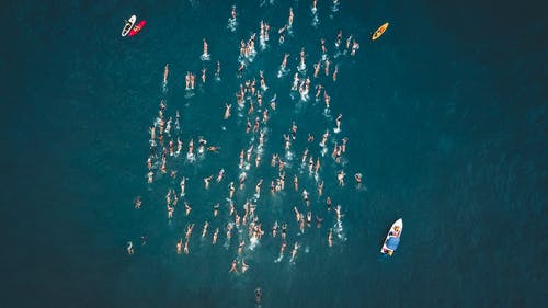 人们在海上游泳的航拍 · 免费素材图片