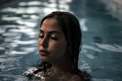 女人在游泳池里的特写照片 · 免费素材图片