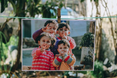 四个孩子的照片 · 免费素材图片