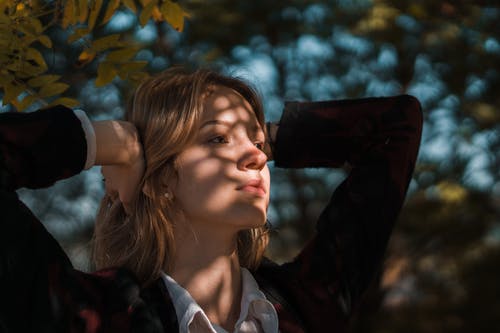 女人发黑开衫 · 免费素材图片