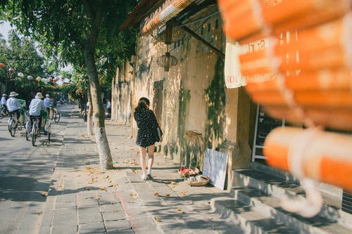 在人行道上行走的女人 · 免费素材图片