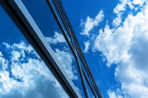 蓝蓝的天空下的高层建筑的低角度摄影 · 免费素材图片
