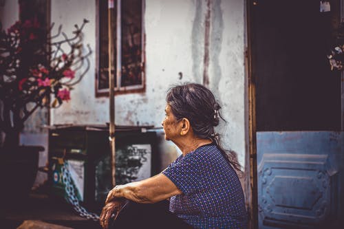 坐在门附近的女人 · 免费素材图片