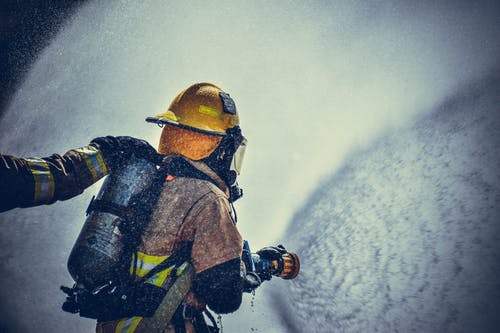消防员灭火水龙带 · 免费素材图片