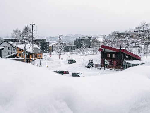 白雪覆盖的村庄 · 免费素材图片