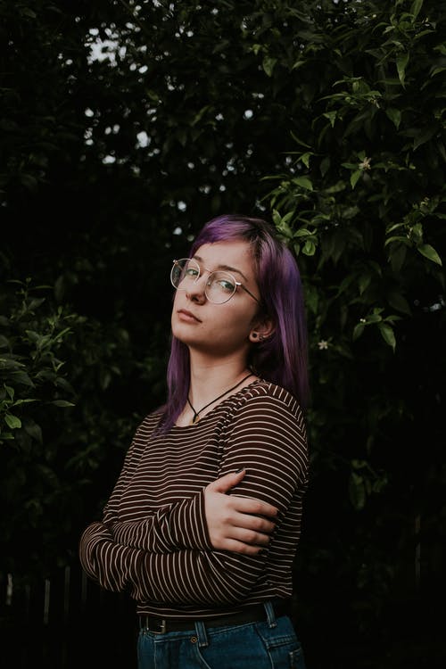 双臂交叉站着紫色头发的女人的照片 · 免费素材图片
