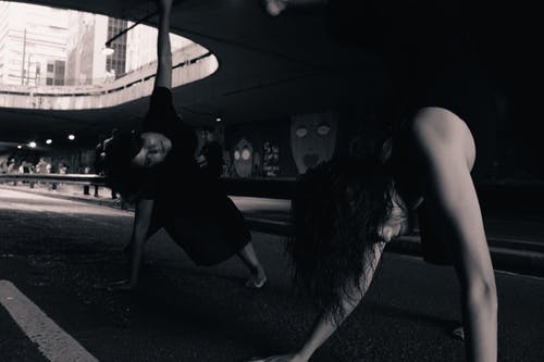女人跳舞的灰度摄影 · 免费素材图片