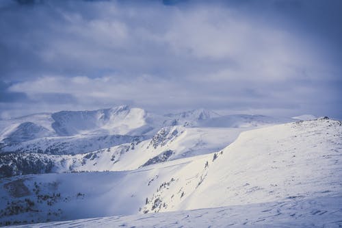 雪覆盖的山，在白色的天空下 · 免费素材图片
