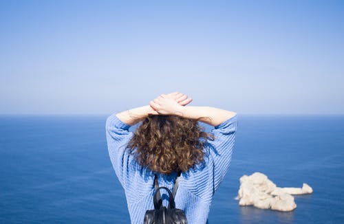 女人越过她的手在她的头 · 免费素材图片