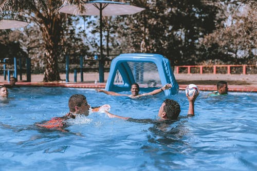 游泳池里打球的人 · 免费素材图片