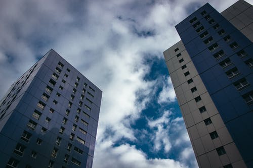 多云的天空下建筑物的低角度照片 · 免费素材图片