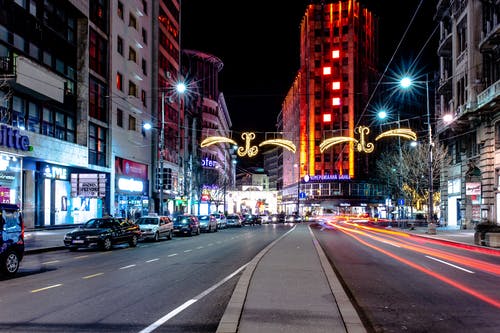 夜间道路上的车辆 · 免费素材图片