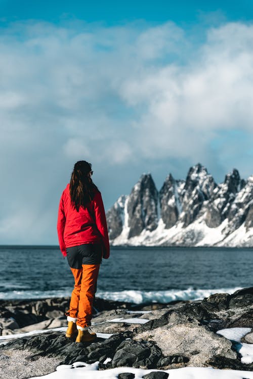 站在大海面前的女人 · 免费素材图片