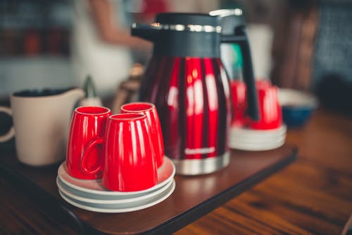 红色咖啡壶和红色陶瓷杯 · 免费素材图片