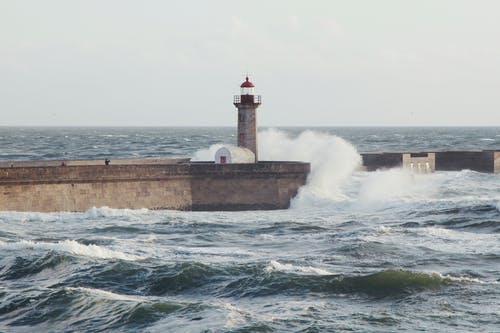 海浪冲撞 · 免费素材图片