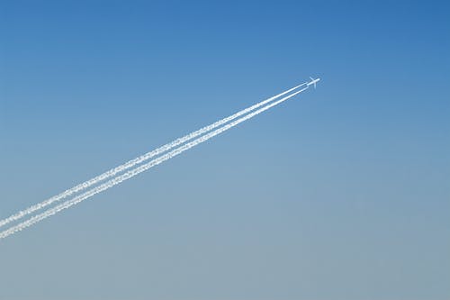 飞机离开云轨迹 · 免费素材图片