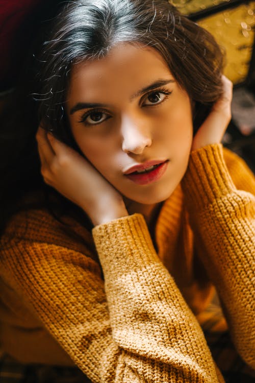 女人穿着棕色针织毛衣 · 免费素材图片