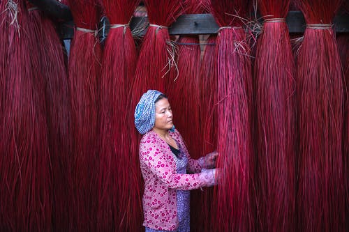 女人站在弦附近 · 免费素材图片