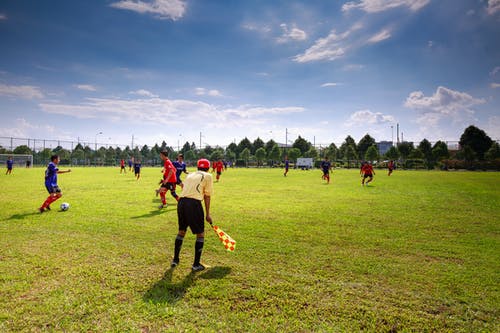踢足球的人 · 免费素材图片