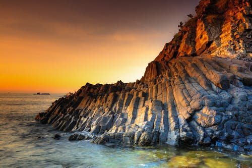 海洋上的岩层照片 · 免费素材图片