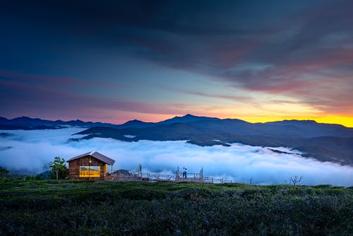 棕色木制平房在绿色的乡村 · 免费素材图片