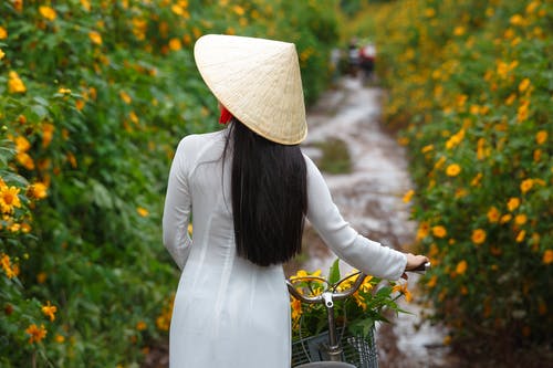 女人站在她的左边看 · 免费素材图片