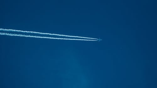 飞机的低角度摄影 · 免费素材图片