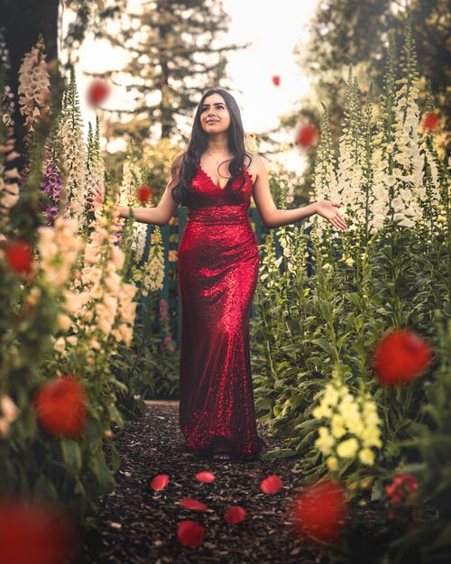 红色无袖连衣裙的女人 · 免费素材图片