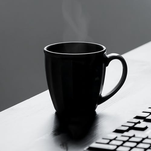 黑色陶瓷杯 · 免费素材图片