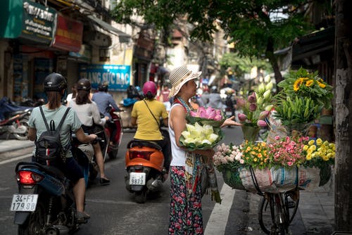 女人买手捧花花束 · 免费素材图片