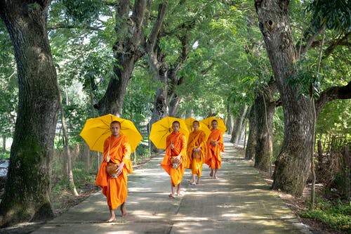 四名男子在路上行走 · 免费素材图片