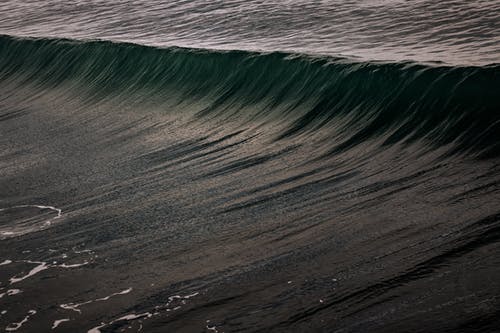 海浪聚焦摄影 · 免费素材图片