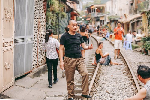 铁路附近的人的照片 · 免费素材图片