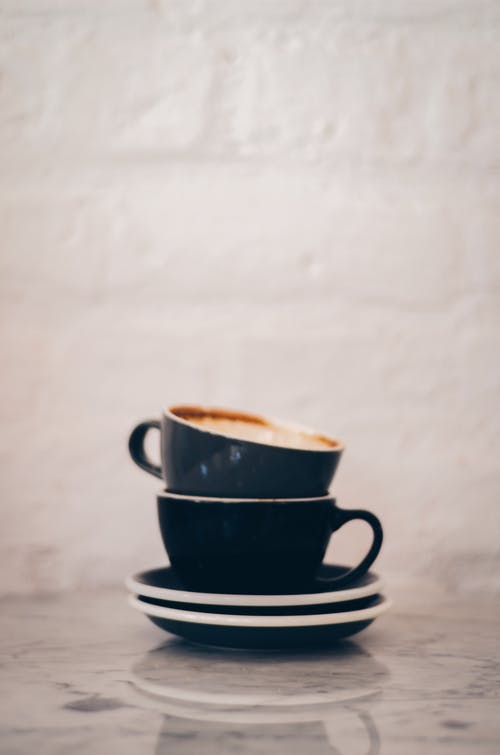 两个黑色陶瓷茶杯 · 免费素材图片