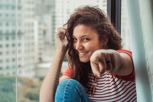 女人用手指指 · 免费素材图片