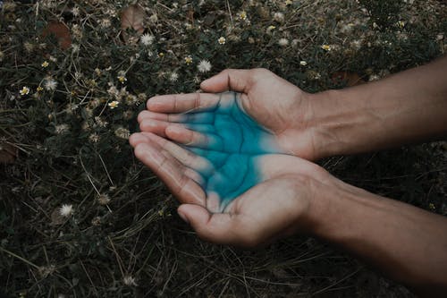 人的手与蓝色液体 · 免费素材图片