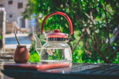 红色玻璃茶壶 · 免费素材图片