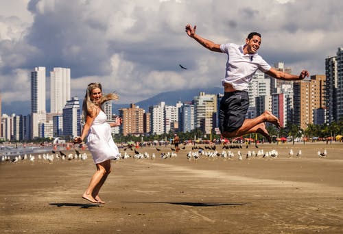 一个男人和一个女人跳的照片 · 免费素材图片