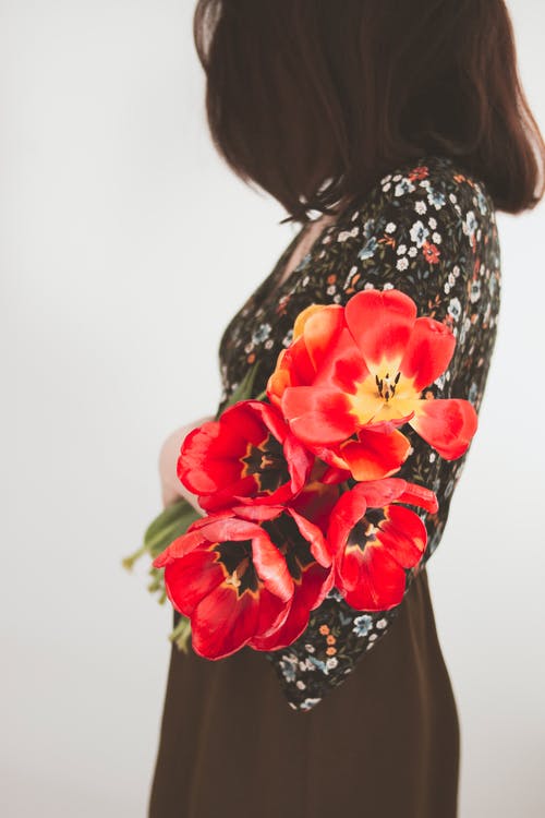 女人穿着花卉上衣 · 免费素材图片