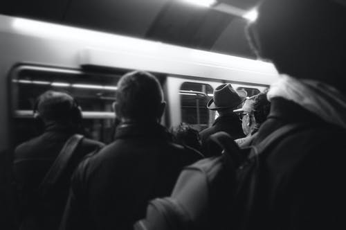 站在火车附近的人的灰度摄影 · 免费素材图片