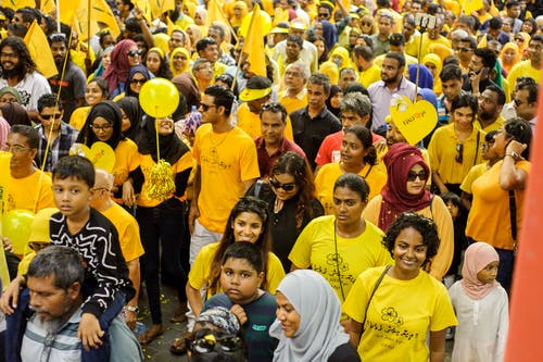一群人穿着黄色衬衫 · 免费素材图片