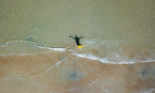 浅水人航拍 · 免费素材图片