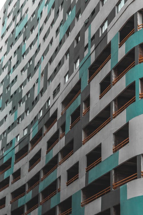 白绿灰色混凝土高层建筑的低角度摄影 · 免费素材图片