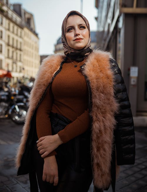 女士黑色和棕色furline夹克 · 免费素材图片