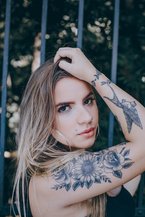 女人手臂纹身 · 免费素材图片